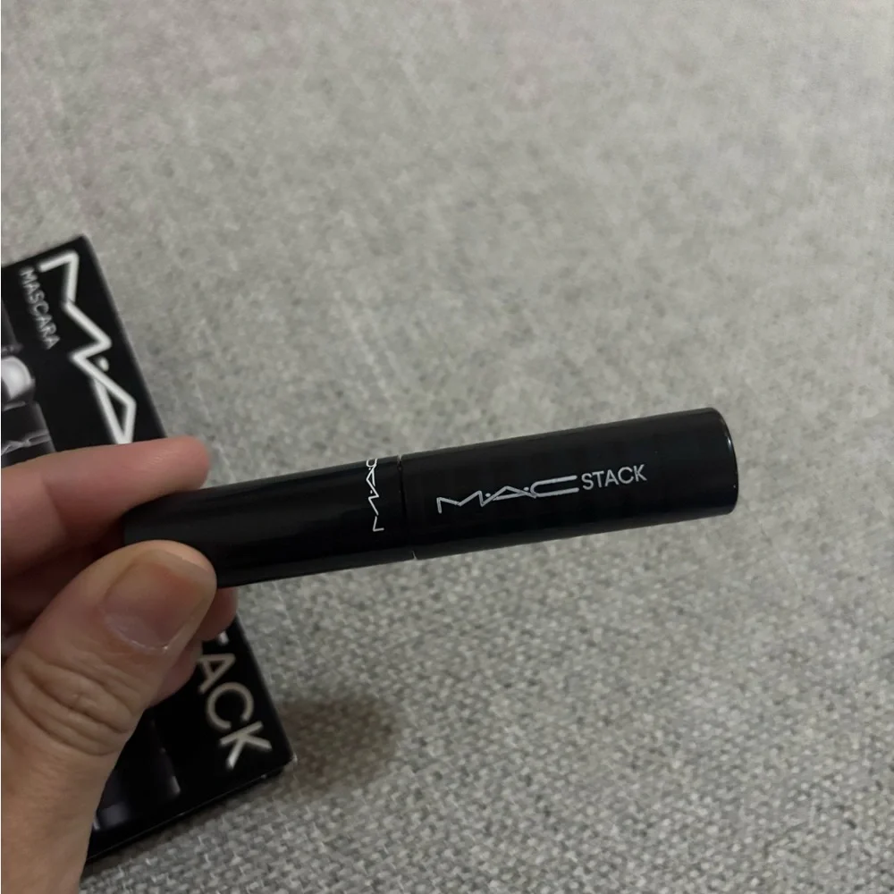 5 items x $25 mini MAC máscara Stack nwt